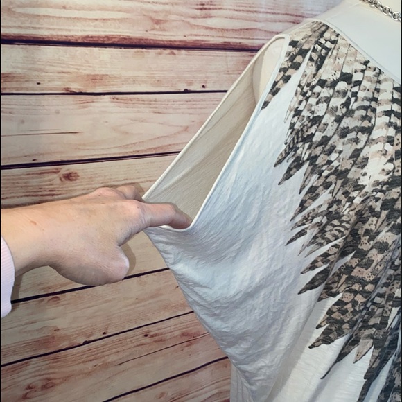 GUESS Cream Open Slit Shoulder BOHO Feather Graphic Dolman Sleeve Loose Fit Top - Picture 5 of 7